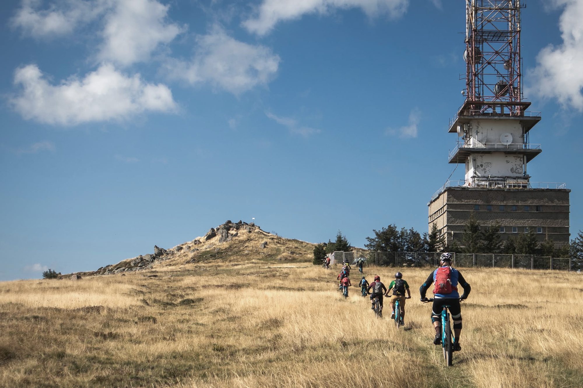Grup de bicicliști urcând spre releul Gozna, Semenic